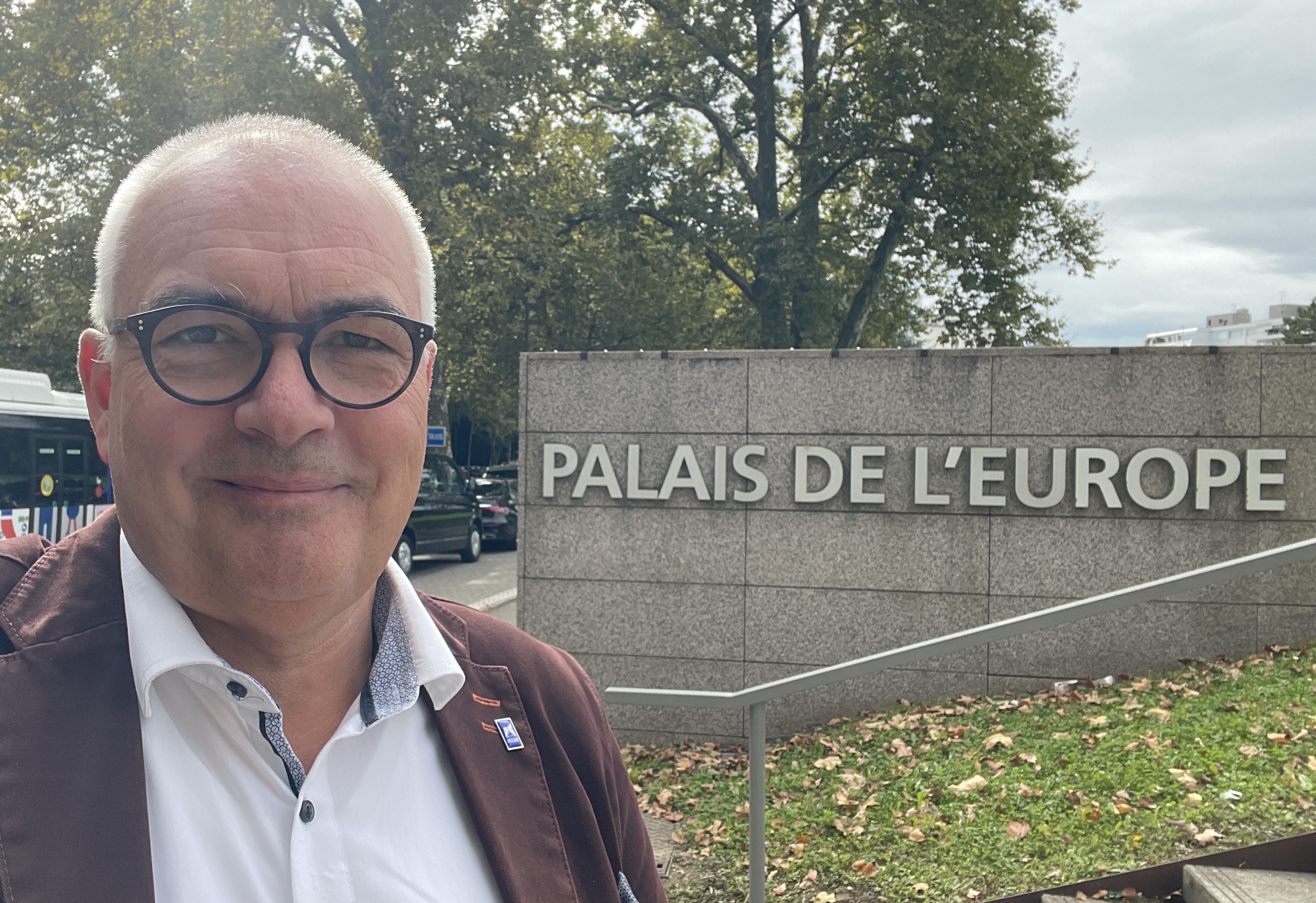 Axel Fischer vor dem Gebäude des Europarates in Straßburg